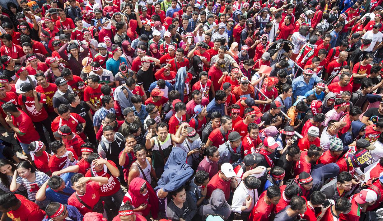 Suporter mengantri untuk menonton Timnas Indonesia yang akan melawan Timor Leste pada laga SEA Games di Stadion MPS, Selangor, Minggu (20/8/2017). Indonesia menang 1-0 atas Timor Leste. (Bola.com/Vitalis Yogi Trisna)