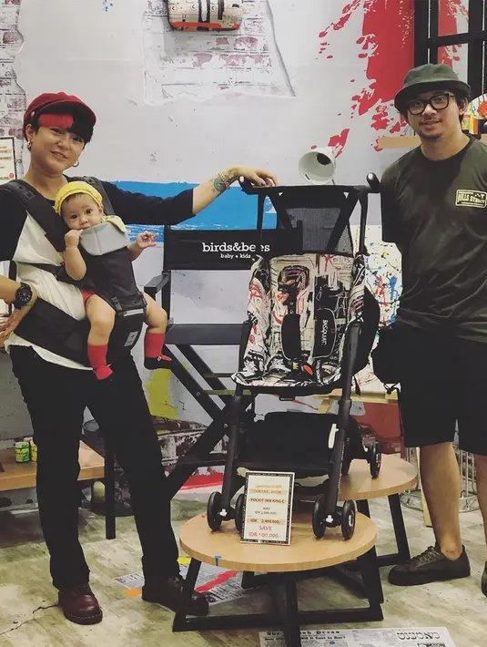 Tidak ingin kehilangan momen bersama buah hatinya, Poppy Sovia dan Ahmad Gussaoki selalu mengajak anak perempuannya. Bahkan ketika mereka bekerja, June pun kerap diajak bersamanya. (Instagram/popsovia)