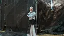 Tampil unik, Feby memadukan kemeja hitam dengan outer tuller semi transparan. Celana kulot dengan aksen brukat bikin tampilannya kian estetik [@fbyputrinc]