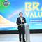CEO Frontier sekaligus Founder Top Brand Award, Handi Irawan D, memperkenalkan Toba dan Lisa di panggung Top Brand Award 2026. Credit: Frontier