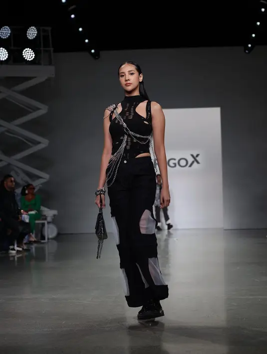 <p>Postur tubuh yang tingggi ideal membuatnya seperti seorang model kelas dunia. (Foto: Instagram/ erigostore)</p>