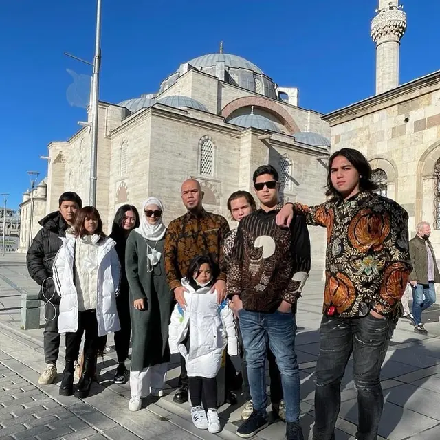 Ahmad Dhani dan keluarga (Instagram/ahmaddhaniofficial)