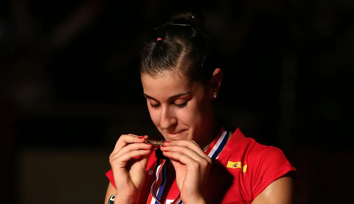 Ini adalah medali emas juara dunia yang kedua bagi Carolina Marin setelah 2014. Minggu (16/8/2015). (Bola.com/Arief Bagus)