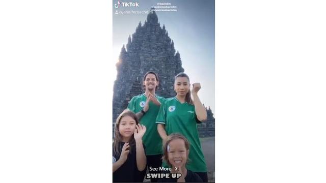 5 Momen Seru Irfan Bachdim Main TikTok Sekeluarga di Candi Prambanan, Kompak