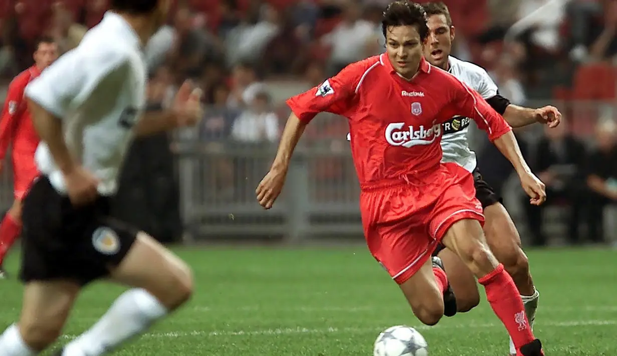 Jari Litmanen (kanan) bermain untuk Barcelona pada periode 1999-2001,  dan pada 2001-2002 ke Anfield dengan mencetak lima gol. (AFP/EPA/ANP/ED Oudenaarden)