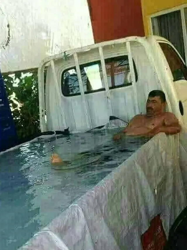 6 Tingkah Absurd Cowok Berendam Karena Kepanasan, Bikin Ngakak