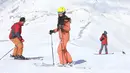 Wisatawan mencoba sensasi wahana ski di resor ski Dizin, sebelah utara ibu kota Tehran, Iran, Kamis (8/3). Banyak legendaris ski dunia yang mengagumi lokasi wisata yang satu ini, salah satunya Chris Anthony. (AP Photo/Vahid Salemi)