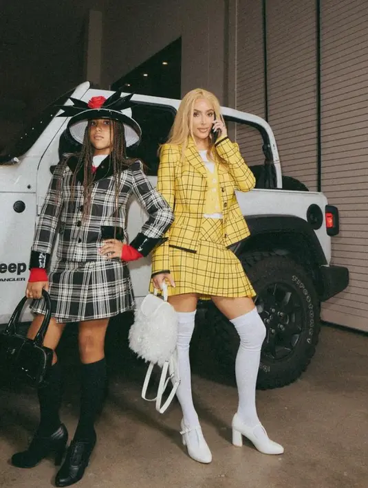 Kim Kardashian dan putrinya North West membawanya kembali ke tahun 90-an ketika keduanya berdandan seperti Cher dan Dionne dari "Clueless." [@kimkardashian]