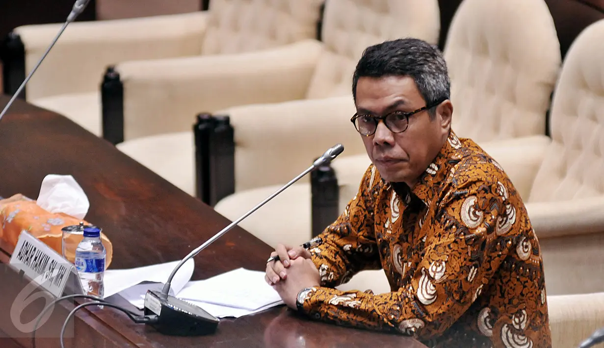 Adhar Hakim menyimak pertanyaan Komisi II DPR saat mengikuti Fit and Proper Test untuk menjadi pimpinan Ombudsman RI di Gedung DPR RI, Jakarta, Selasa (26/1/2016). Adhar merupakan kepala perwakilan Ombudsman di NTB. (Liputan6.com/Johan Tallo)