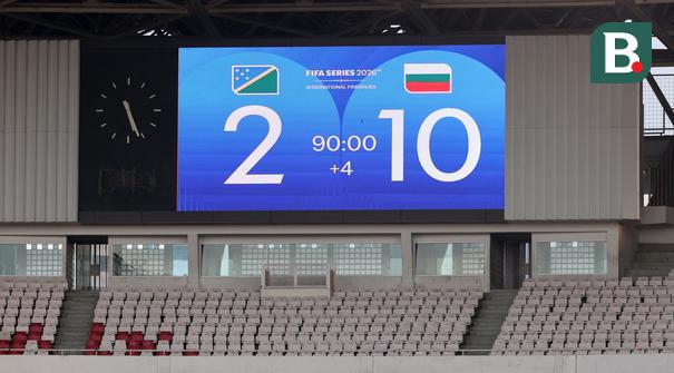 Skor 10-2 untuk kemenangan Bulgaria atas Kepulauan Solomon yang tampak di layar elektronik Stadion Utama Gelora Bung (SUGBK), Senayan, Jakarta setelah laga pertama FIFA Series 2026 pada Jumat (27/03/2026). (Bola.com/M Iqbal Ichsan)
