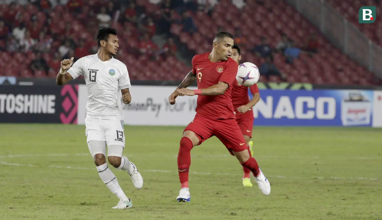 Striker Timnas Indonesia, Beto Goncalves, berusaha mengontrol bola saat melawan Timor Leste pada laga Piala AFF 2018 di SUGBK, Jakarta, Selasa (13/11). (Bola.com/Yoppy Renato)