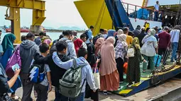 &ldquo;Peningkatan penumpang mulai terjadi (Sabtu, 1/7) kemarin, sehingga kita tambah menjadi lima trip,&rdquo; kata General Manager PT ASDP Indonesia Ferry (Persero) Cabang Banda Aceh Agus Djoko Triyanto di Banda Aceh, Minggu (2/7/2023). (CHAIDEER MAHYUDDIN/AFP)