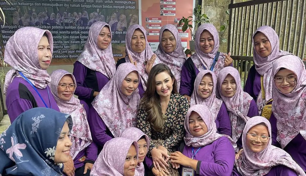 Berfoto bersama ibu-ibu berbaju ungu, Nafa tampil mengenakan kebaya motif floral dipadukan bawahan kain lilit batik dan sneakersnya. Credit (@nafaurbach)