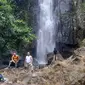 Wisatawan Gorontalo saat mengabadikan momen di air terjun Tunan, Manado (Arfandi/Liputan6.com)