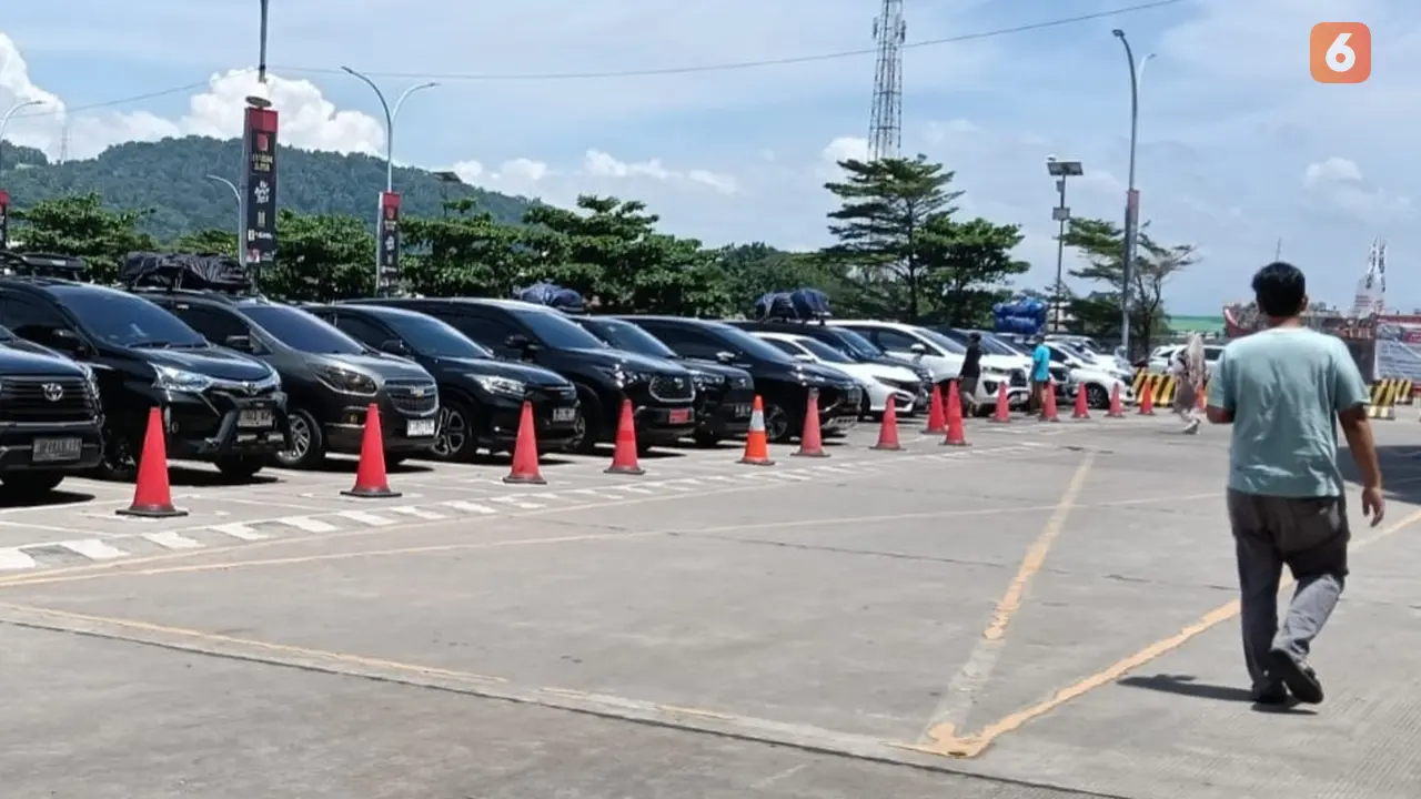 Antrean Kendaraan Pribadi di Dermaga Eksekutif Merak, Cilegon, Banten. (Minggu, 23/03/2025). (Yandhi Deslatama/Liputan6.com).