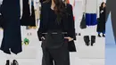 Gaya chic Alyssa Daguise dalam balutan outfit serba hitam. Ia mengenakan tank top ditumpuk dengan blazer, dan dipadu celana pendek dengan desain yang edgy, serta heels yang semuanya berwarna hitam. [Foto: Instagram/alyssadaguise]