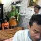 Kayla dan ayahnya, menatap jenazah sang bunda yang menjadi korban kecelakaan maut Karawaci. (Liputan6.com/Pramita Tristiawati)