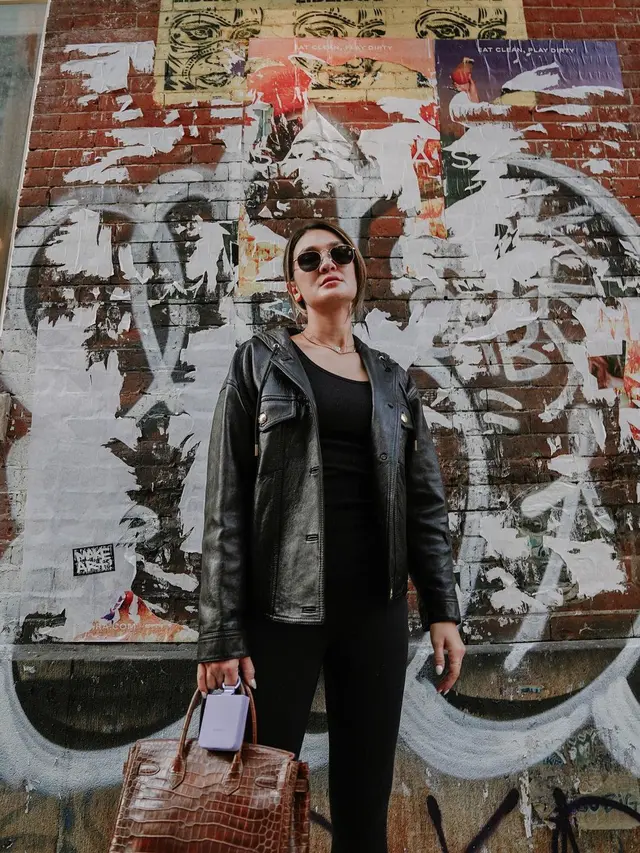 Gaya Luna Maya Pakai Jaket Kulit Hitam di New York, Keren