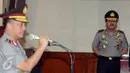 Kepala Badan Intelijen Negara Jenderal Pol Budi Gunawan (kanan) menyimak amanat Kapolri Jenderal Pol Tito Karnavian saat pelantikan Komjen Pol Syafruddin sebagai Wakapolri di Rupatama Mabes Polri, Jakarta, Sabtu (10/9). (Liputan6.com/Helmi Fithriansyah)