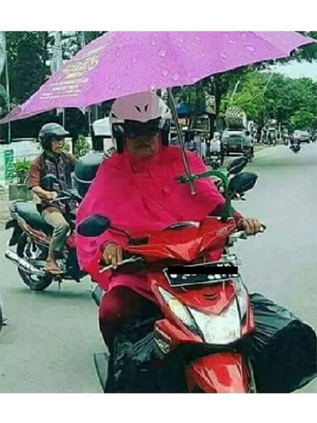 Tingkah Kocak Emak-Emak Saat di Jalan, Bikin Tepok Jidat