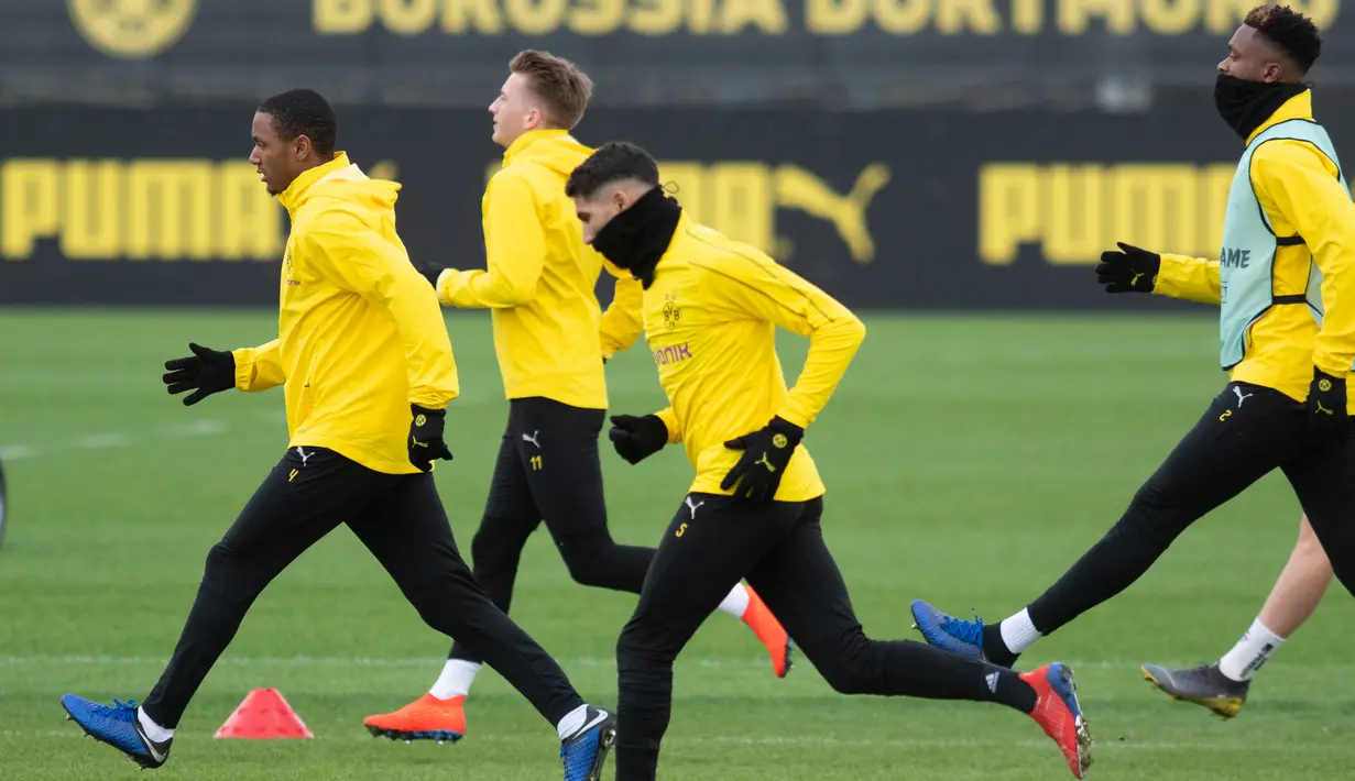 Para pemain Dortmund melakukan pemanasan saat sesi latihan di Dortmund, Jerman barat (4/3). Dortmund akan bertanding melawan Tottenham Hotspur pada leg kedua babak 16 besar Liga Champions di Signal Iduna Park. (AFP Photo/Bernd Thissen)