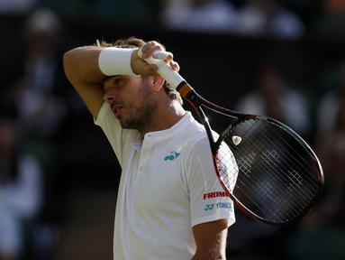 Petenis unggulan kelima asal Swis, Stan Wawrinka angkat kaki dari ajang Wimbledon 2017 setelah kalah dari petenis Rusia, Daniil Medvedev di  Wimbledon Tennis Championships 2017, London, (3/7/2017). Stan kalah 4-6, 6-3, 4-6, 1-6. (AP/Kirsty Wigglesworth)