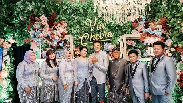 Curhat Sulitnya Jadi Anak Pertama, Ini 6 Potret Via Vallen dan Keluarga