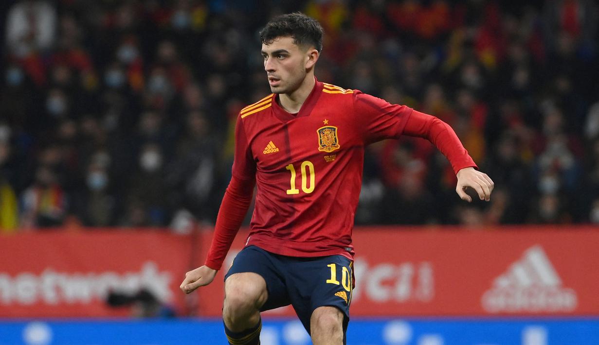 Pedri. Gelandang tengah Spanyol berusia 19 tahun ini kini tengah menjalani musim keempat bersama Barcelona sejak didatangkan dari Las Palmas pada awal musim 2019/2020. Musim 2022/2023 ini ia telah tampil dalam 19 laga di semua ajang dengan torehan 3 gol. Bersama Timnas Spanyol ia telah mengoleksi 14 caps dengan torehan 1 assist sejak melakukan debut pada 25 Maret 2021. (AFP/Lluis Gene)