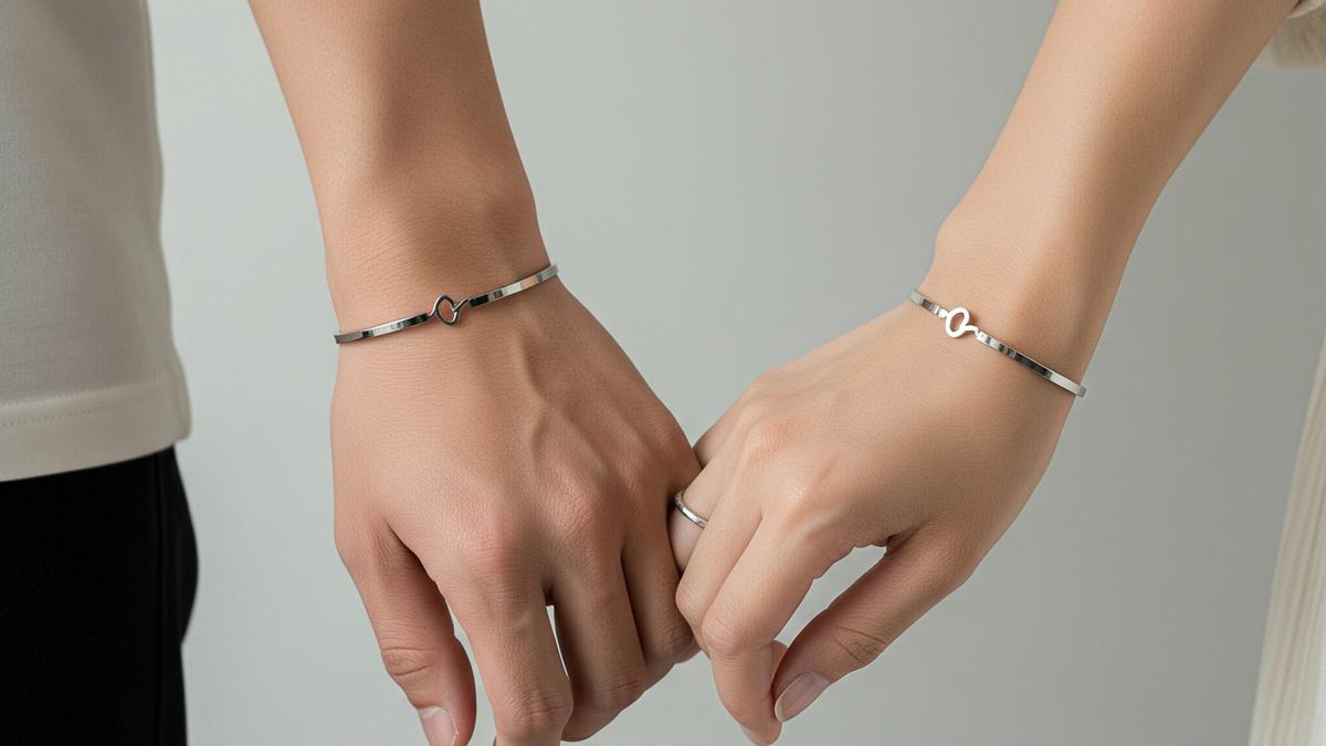 6 Model Gelang Couple Terbaru 2025: Tren Romantis untuk Pasangan Modern