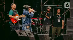 Grup musik Potret tampil pada hari kedua Synchronize Fest 2022 di Gambir Expo Kemayoran, Jakarta, Sabtu (8/10/2022). Untuk pertama kalinya Potret membawakan single teranyar mereka secara live di Synchronize Festival 2022. (Liputan6.com/Faizal Fanani)