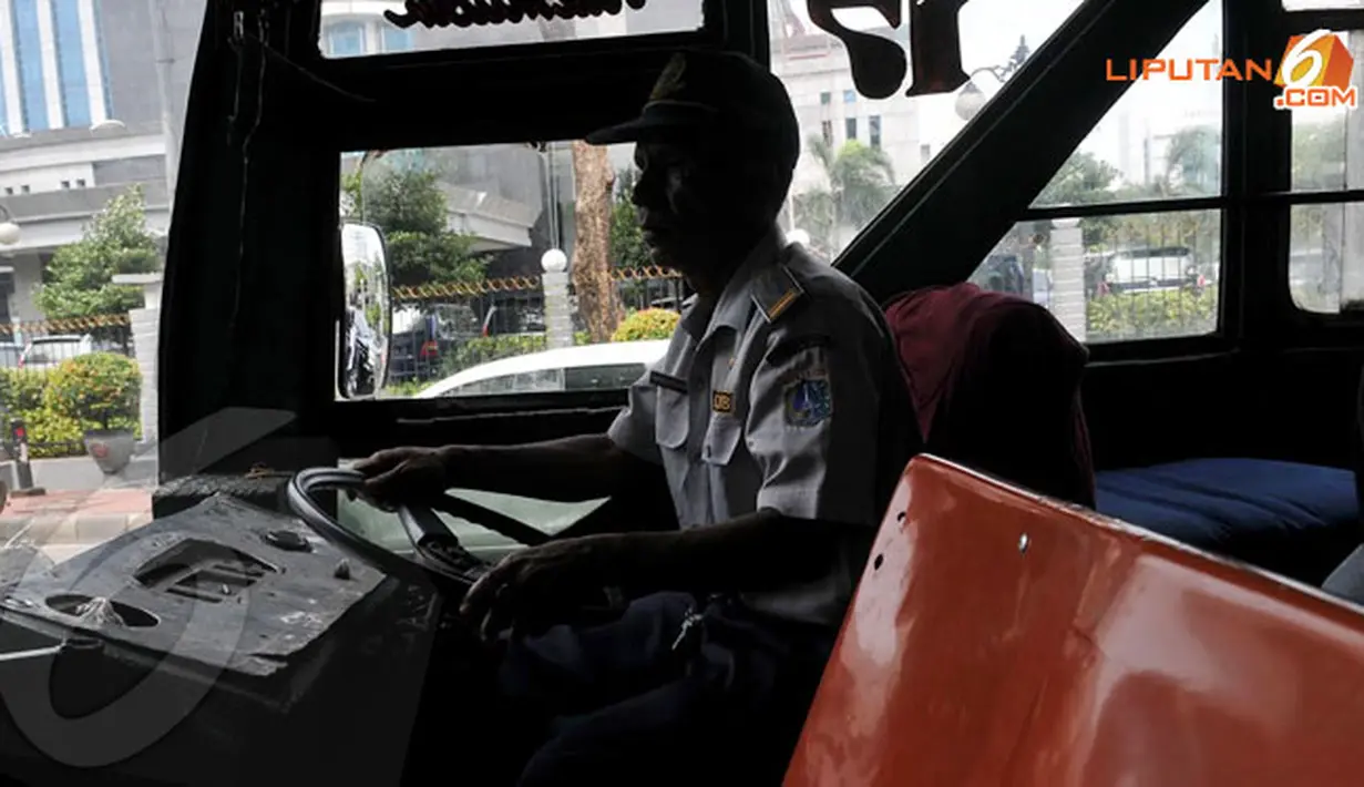 Puluhan kendaraan yang tidak bisa menunjukkan kelengkapan dokumen segera ditilang dan ditahan oleh petugas Dishub DKI Jakarta (Liputan6.com/Johan Tallo)