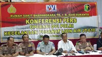Menhub Budi Karya mengunjungi keluarga korban Lion Air di RS Polri. (Liputan6.com/Ady Anugrahadi)