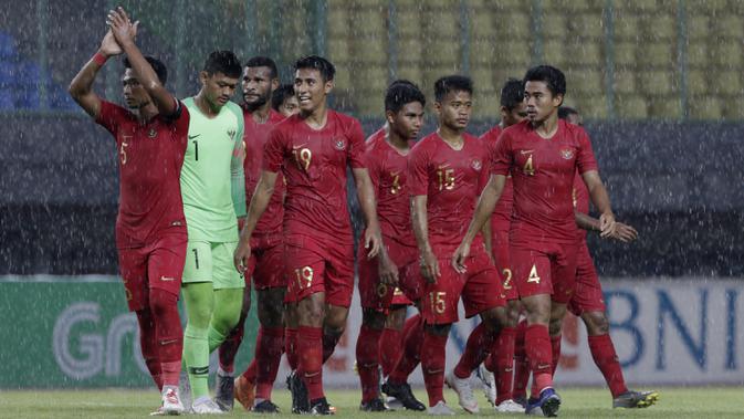Para pemain Timnas Indonesia U-22 menyapa suporter usai melawan hayangkara FC pada laga uji coba di Stadion Patriot, Bekasi, Rabu (6/2). Keduanya bermain imbang 2-2. (Bola.com/Yoppy Renato)