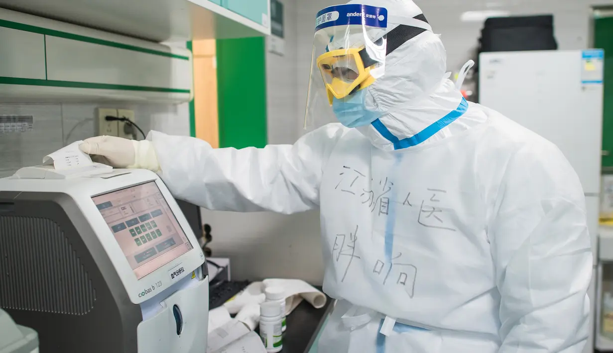 Li Xiang, petugas medis dari Provinsi Jiangsu, memeriksa hasil pengujian di sebuah bangsal ICU Rumah Sakit Pertama Kota Wuhan di Wuhan, 22 Februari 2020. Tenaga medis dari seluruh China telah mengerahkan upaya terbaik mereka untuk mengobati para pasien COVID-19 di rumah sakit itu. (Xinhua/Xiao Yijiu