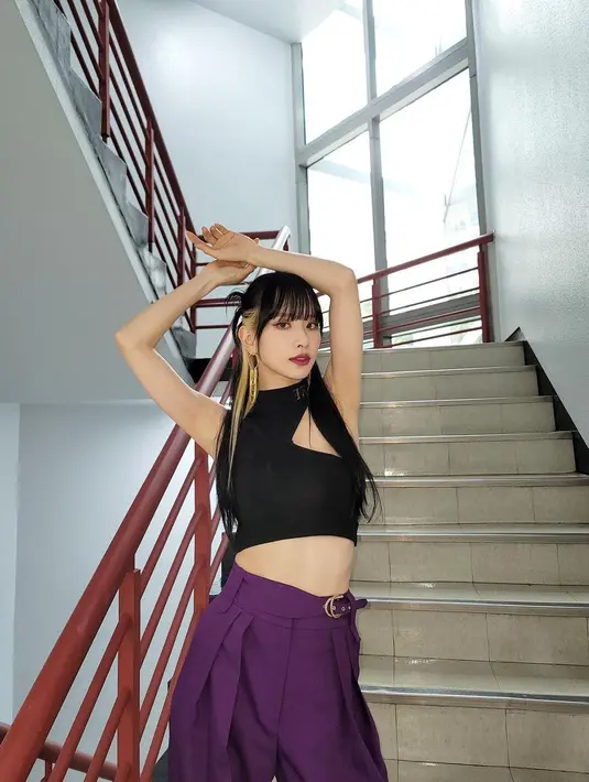 Kamu bisa mengetahui SeolA WJSN sangat menyukai warna hitam dari pakaian yang dikenakannya sehari-hari. Ia kembali mengenakan crop top dengan desain asimetris yang dipadukannya dengan bawahan bernuansa ungu. Foto: Instagram @seola_s.