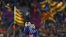 Bintang Barcelona, Lionel Messi, menyapa suporter usai mengalahkan Osasuna  pada laga La Liga di Stadion Camp Nou, Barcelona, Rabu (26/4/2017). Barcelona menang 7-1 atas Osasuna. (EPA/Alejandro Garcia)