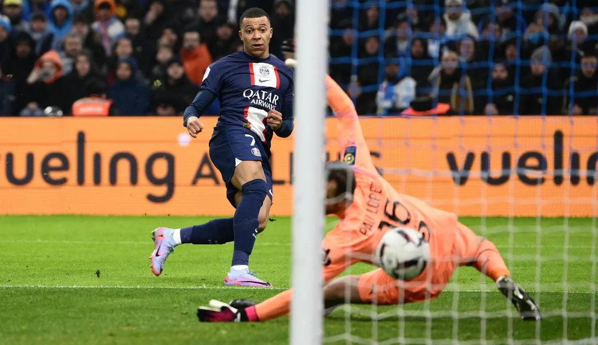 Pemain Paris Saint-Germain, Kylian Mbappe mencetak gol ke gawang Marseille pada laga lanjutan Liga Prancis 2022/2023 di Velodrome stadium, Marseille, Prancis, 26 Februari 2023. (AFP/Christophe Simon)