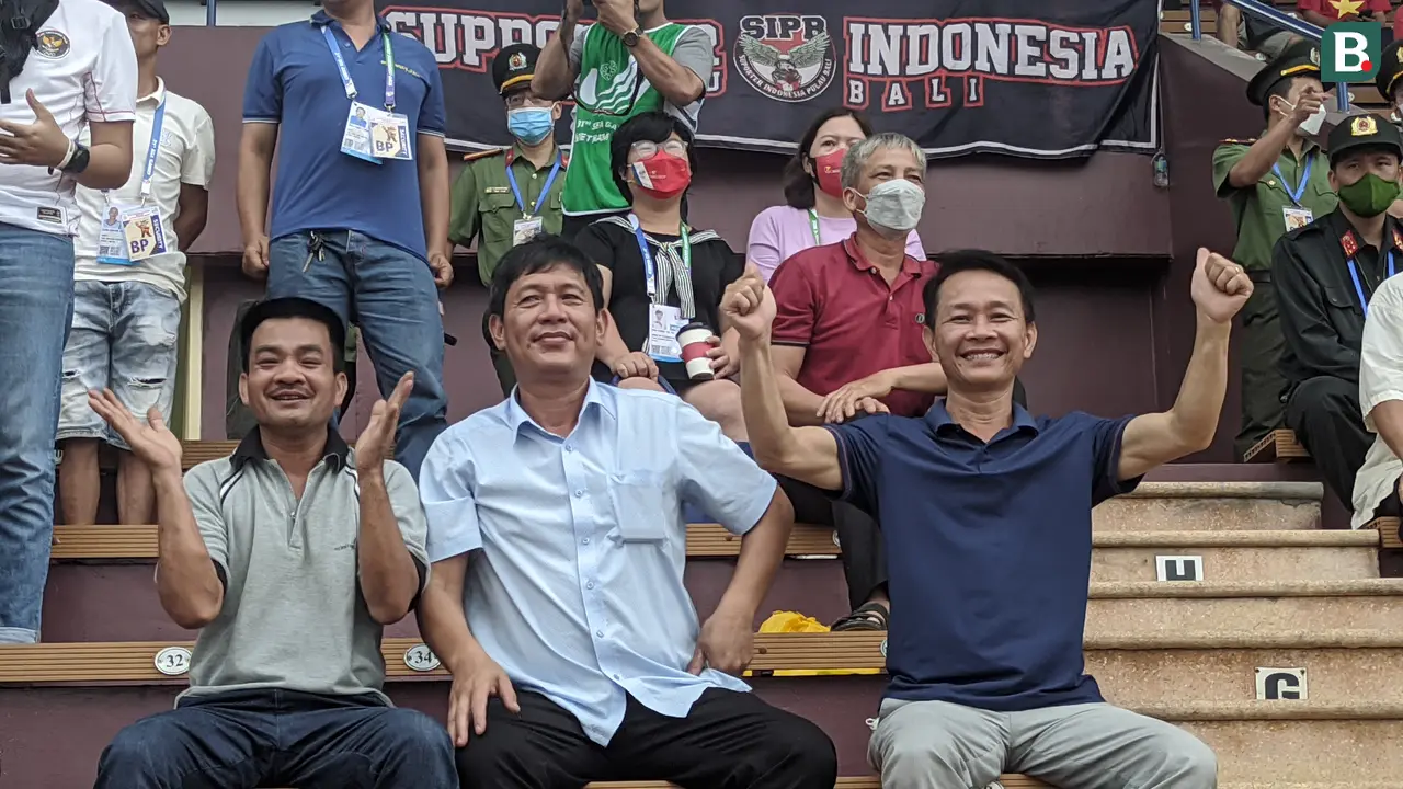 Suporter Vietnam ikut menyaksikan duel antara Indonesia U-23 melawan Filipina di Stadon Viet Tri, Jumat (13/5/2022)