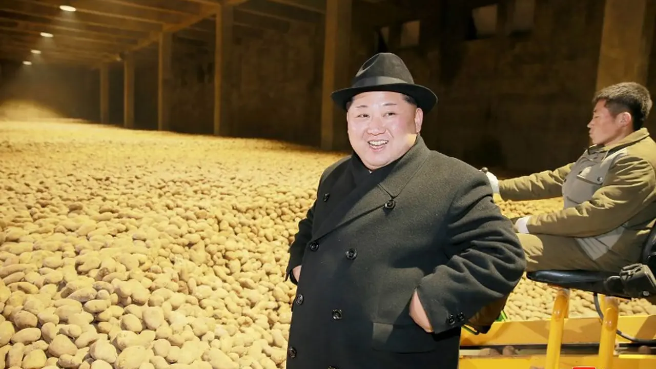 Senyum Kim Jong-un Pamer Kentang Meski Rakyat Korut Kelaparan