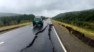Sebuah jalan yang rusak akibat gempa yang melanda Pulau Chiloe, Chili, Minggu (25/12). Guncangan gempa berkekuatan 7,6 SR  menyebabkan jalan di Chili terbelah.( REUTERS / Stringer )