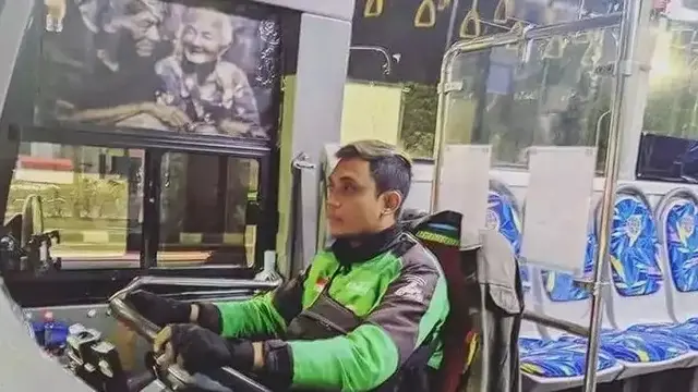 8 Potret Nyeleneh Driver Ojol saat Tunggu Penumpang, Ada yang Alih Profesi