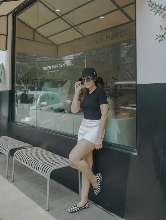 <p>Tidak hanya hobi mengenakan outfit minimalis, Wulan Guritno juga kerap memilih busana kasual di kesehariannya. Salah satunya dengan memadukan black t-shirt dengan satin short pants. Memberikan kesan santai, Wulan Guritno tampak nyaman dengan slip on dan bucket hat. (instagram/wulanguritno)</p>