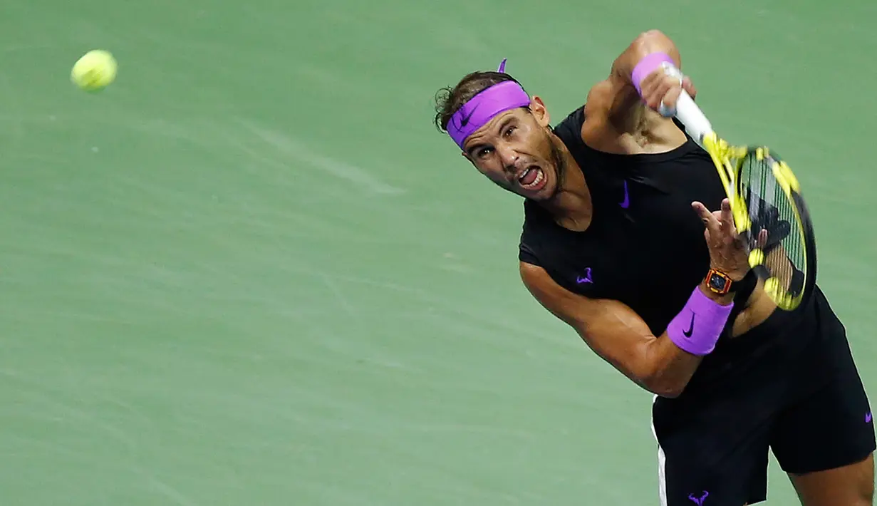 Petenis Spanyol, Rafael Nadal mengembalikan bola ke arah petenis Kroasia, Marin Cilic pada babak keempat turnamen AS Terbuka 2019 di Arthur Ashe Stadium, Senin (2/9/2019). Nadal lolos ke perempat final AS Terbuka setelah laga berdurasi 169 menit dengan skor 6-3, 3-6, 6-1, 6-2. (AP/Seth Wenig)