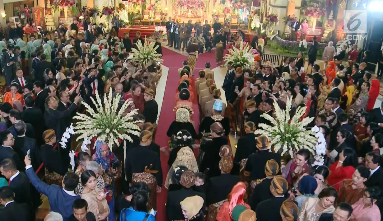 Suasana iring-iringan pengantin Kahiyang Ayu dan Bobby Nasution berjalan menuju pelaminan saat resepsi di Gedung Graha Saba Buana, Solo, Rabu (8/11). (Liputan6.com)