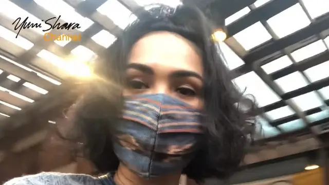 Pakai Masker Tenun, Ini 6 Momen Yuni Shara Belanja Persiapan Ramadan