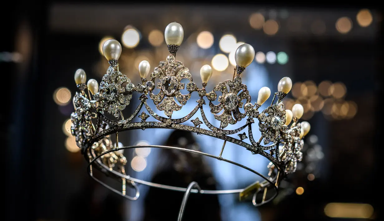 <p>'The Furstenberg Tiara' (perkiraan: Euro 383900-575800) sebuah tiara mutiara dan berlian dengan tanda perhiasan terkenal Austria Gustav Flach yang akan ditawarkan untuk dijual oleh Rumah Lelang Christie di Jenewa, Swiss, 11 Mei 2022. (Fabrice COFFRINI/AFP)</p>