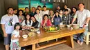 Anggota keluarga yang lainnya turut meriahkan perayaan ulang tahun Donna yang ke-44 tahun. Tidak hanya kue tart, terlihat juga nasi tumpeng dan jajanan yang menemani momen kumpul keluarga Donna Agnesia ini. Bukan perayaan ulang tahunnya yang paling penting, namun momen kumpul dan kebersamaan bareng keluarga yang masih dirasakan adalah momen berharga. (Liputan6.com/IG/@dagnesia)