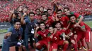 Para pemain timnas Indonesia bersama staf pelatih merayakan kemenangan atas Kamboja di Stadion Shah Alam, Selangor, Kamis, (24/8/2017). Indonesia menang 2-0 atas Kamboja. (Bola.com/Vitalis Yogi Trisna)
