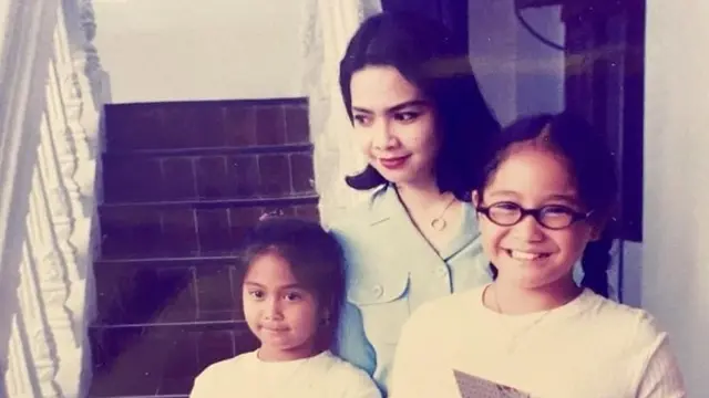 Foto Masa Kecil 6 Seleb Cewek Bersama Ibunda, Penuh Kenangan