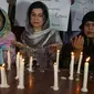 Warga Pakistan berdoa untuk korban kecelakaan helikopter yang membawa rombongan duta besar asing. (Dailystar)